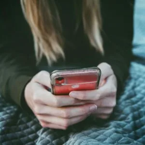 5 motivi per cui non puoi controllare il cellulare del marito